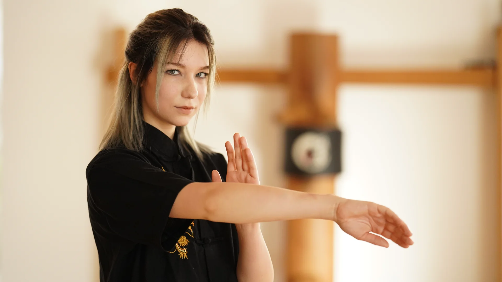 Wing-Chun-Schülerin in konzentrierter Haltung