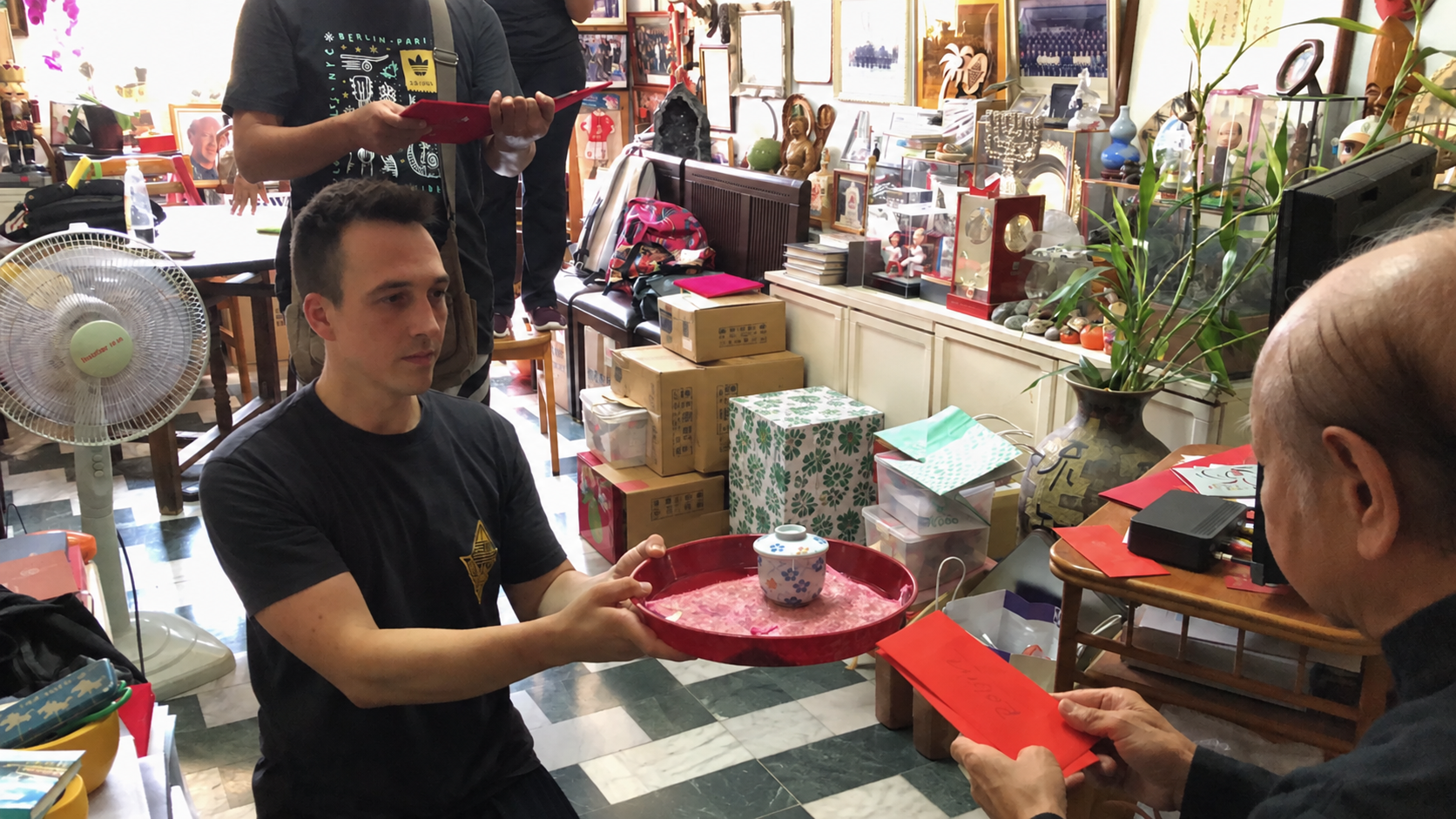Robin bei der Teezeremonie mit Sifu Lo Man Kam