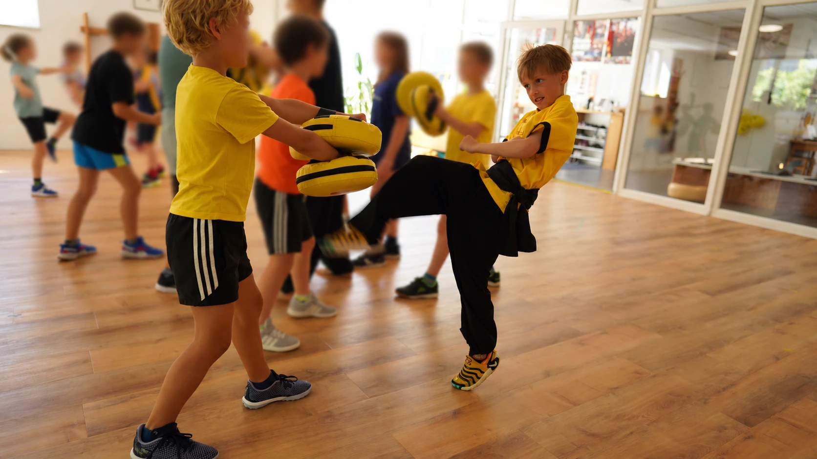 Kinder üben gemeinsam Kung Fu beim Geburtstag im Kampfkunsttempel