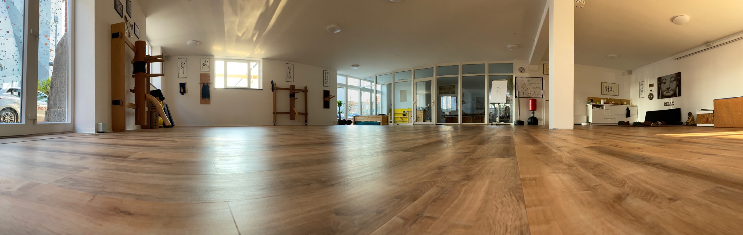 Heller Unterrichtsraum mit Holzboden, Holzpuppen und Kalligraphien im Kampfkunsttempel Jena