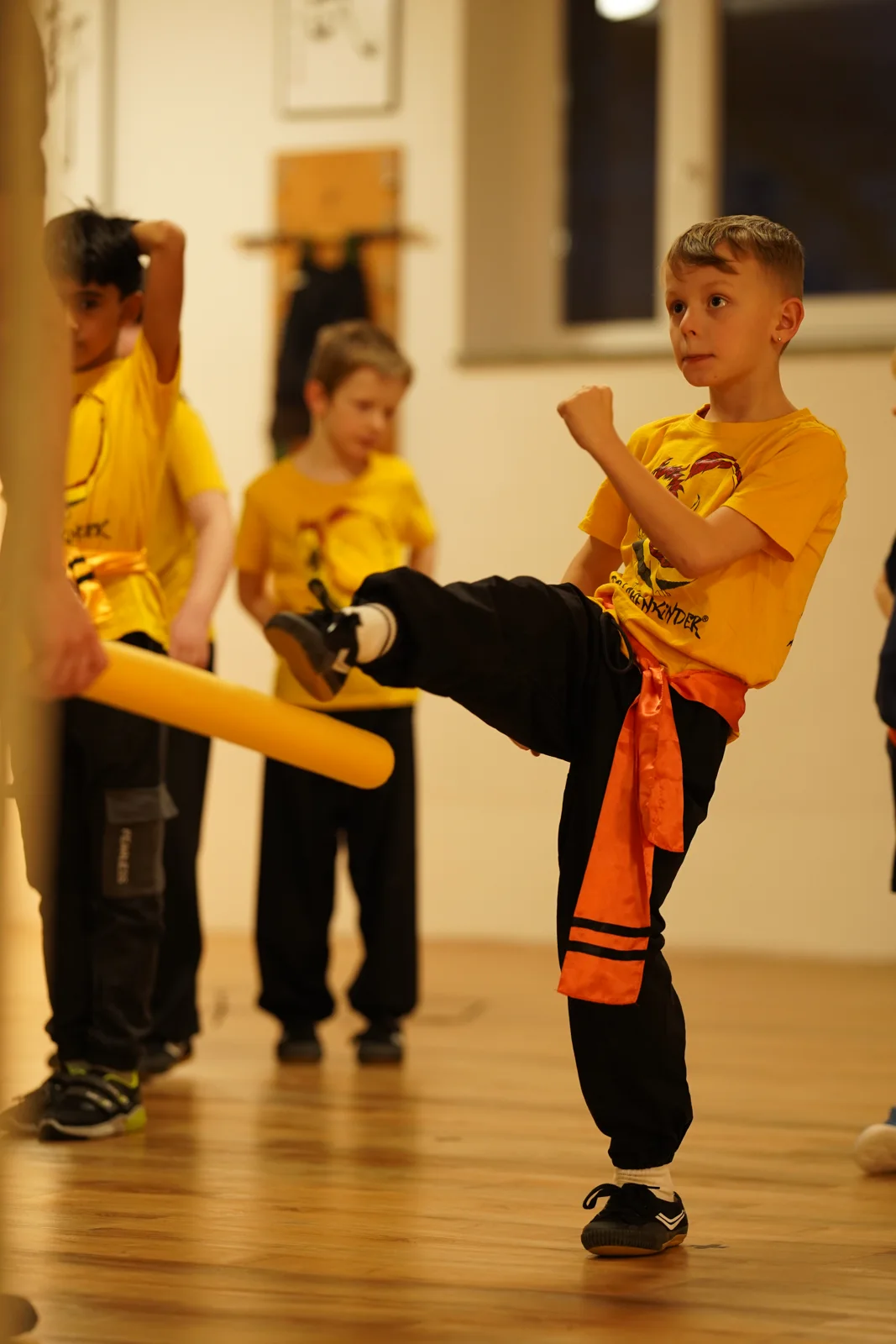 Kinder beim gemeinsamen Kung-Fu-Unterricht