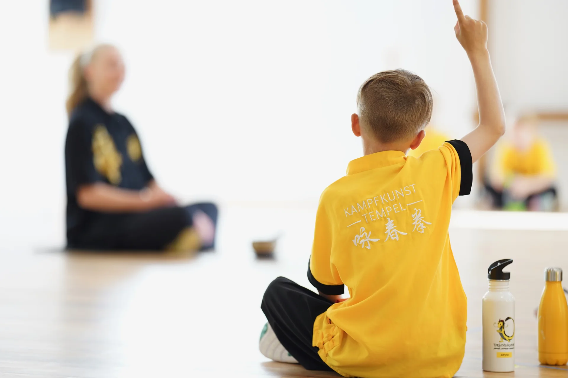Aufmerksame Kinder im Kung-Fu-Unterricht