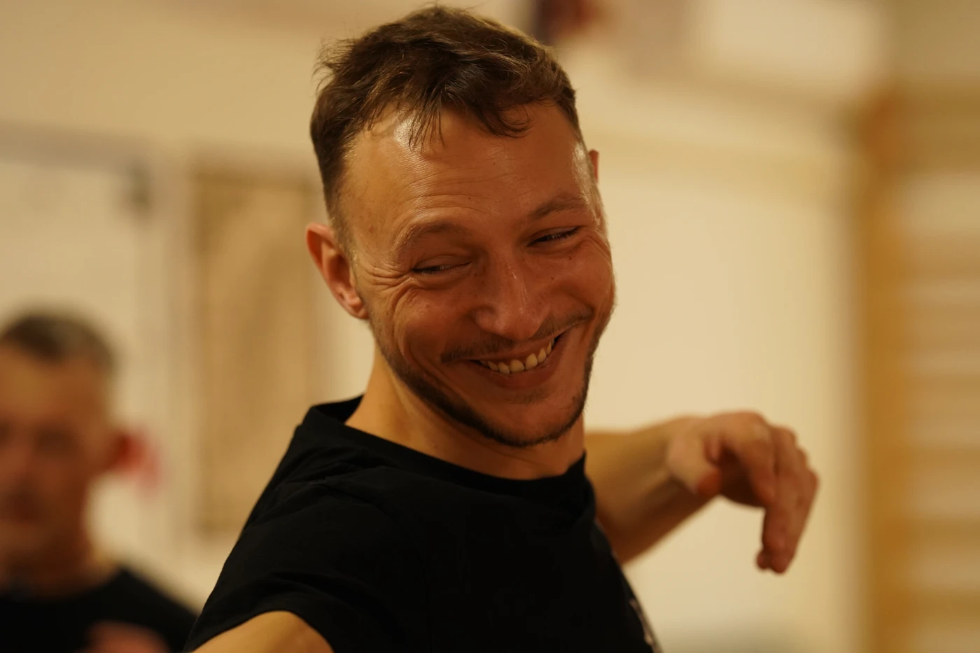 Lukas mit einem Lächeln beim Wing-Chun-Üben