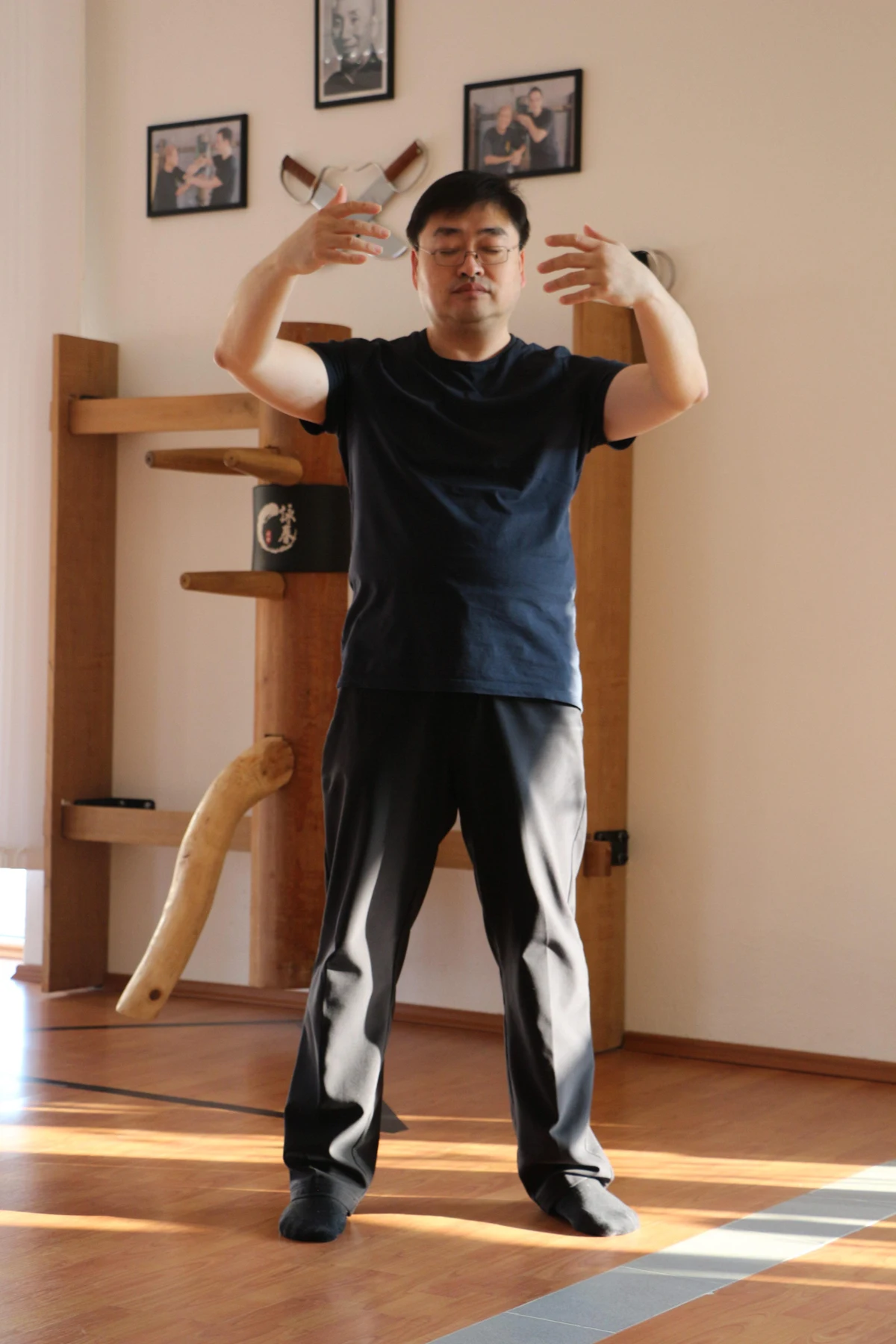 Qi-Gong-Lehrer in einer Übungshaltung