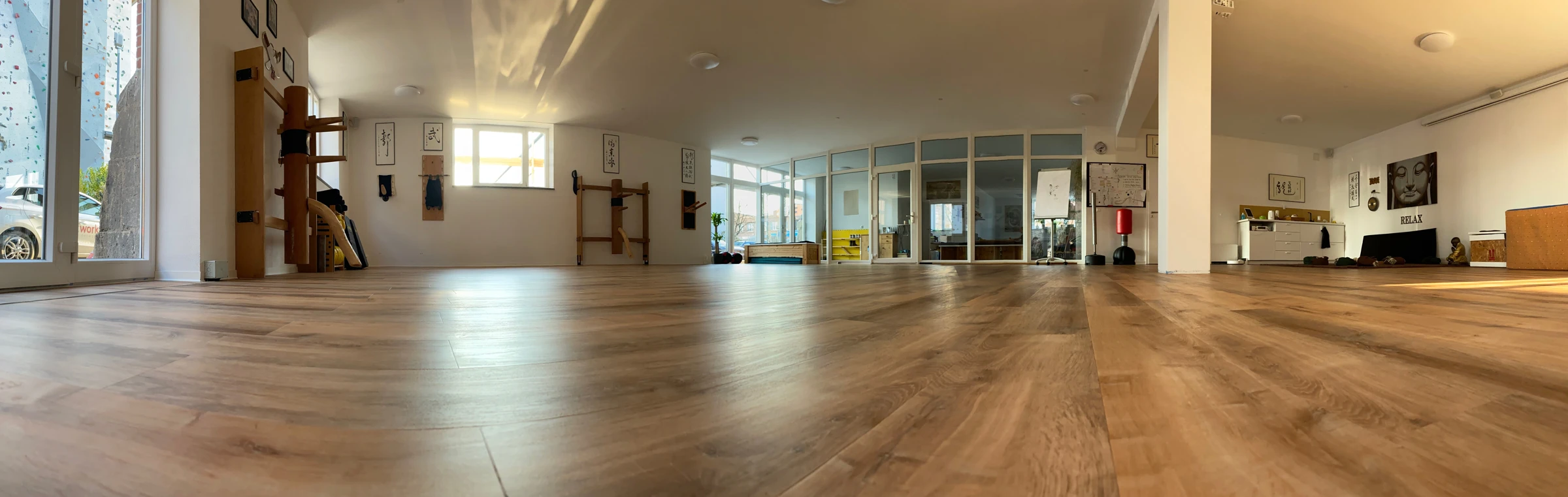 Der helle, weite Unterrichtsraum im Kampfkunsttempel Jena