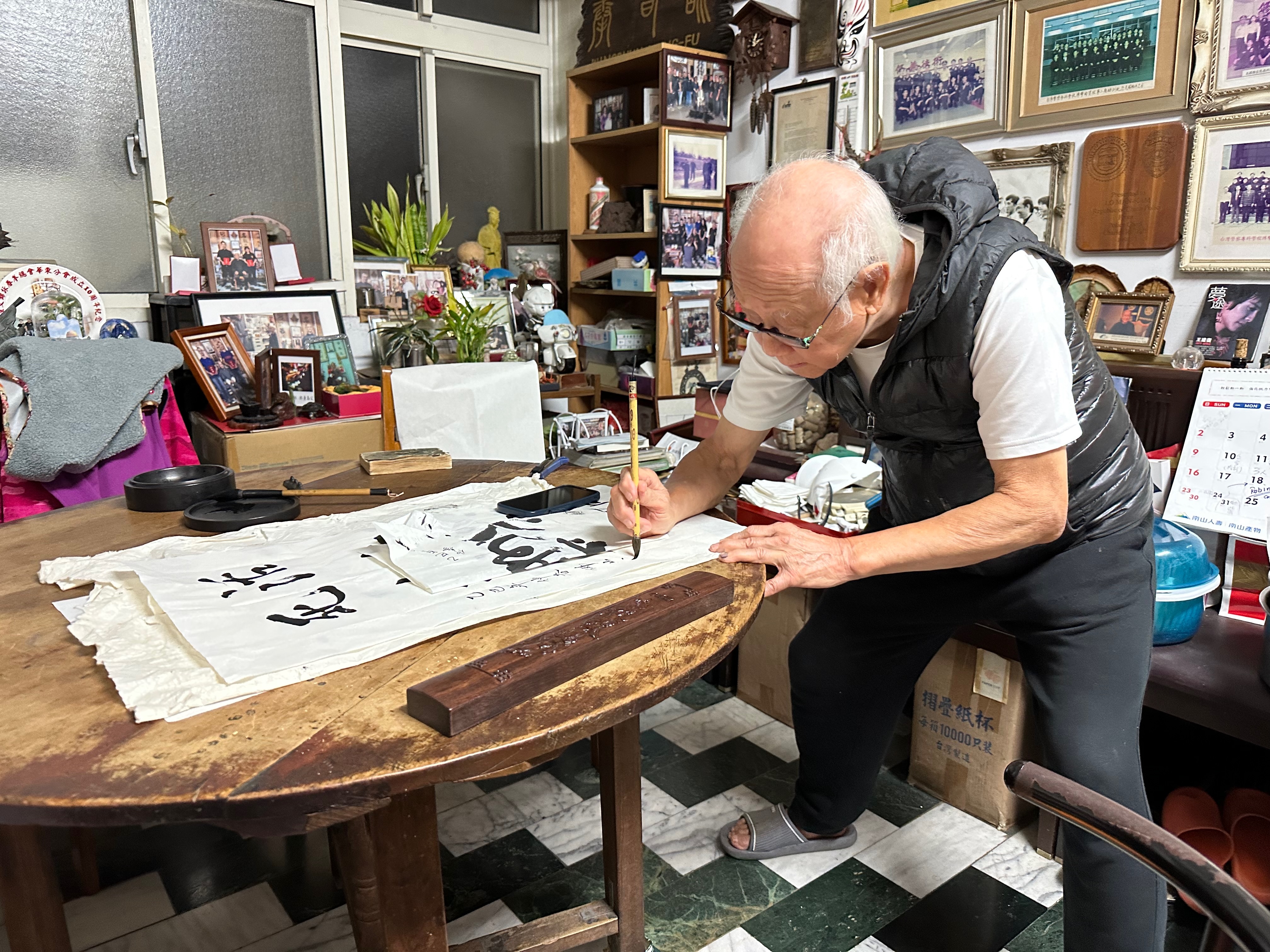 Sifu Lo Man Kam beim Schreiben einer Kalligraphie