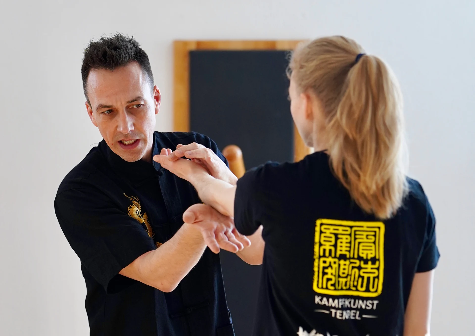 Robin begleitet eine Schülerin bei einer Wing-Chun-Partnerübung