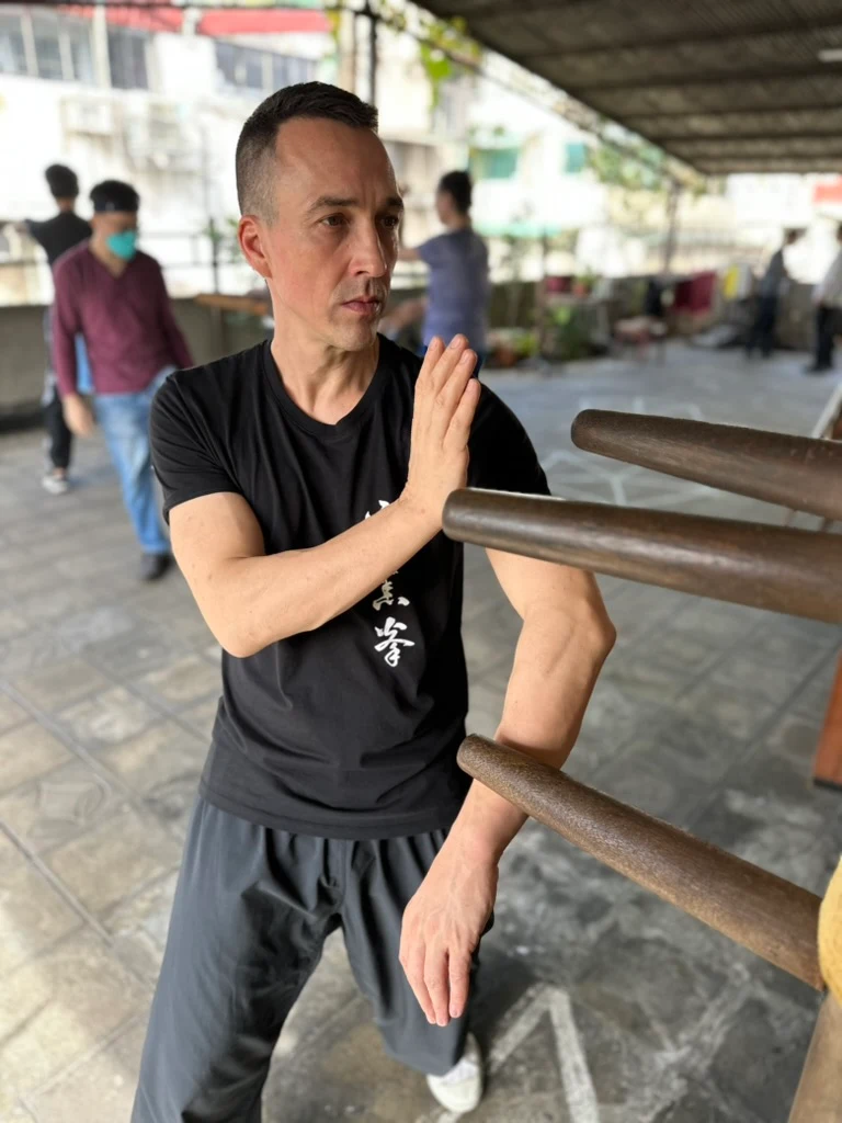 Robin übt Wing Chun an der Holzpuppe in Taiwan