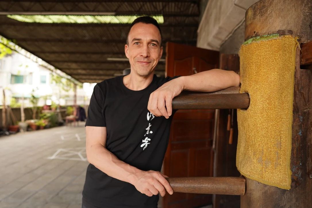 Dr. Robin Tutzschke beim Wing Chun an der Holzpuppe in Taiwan