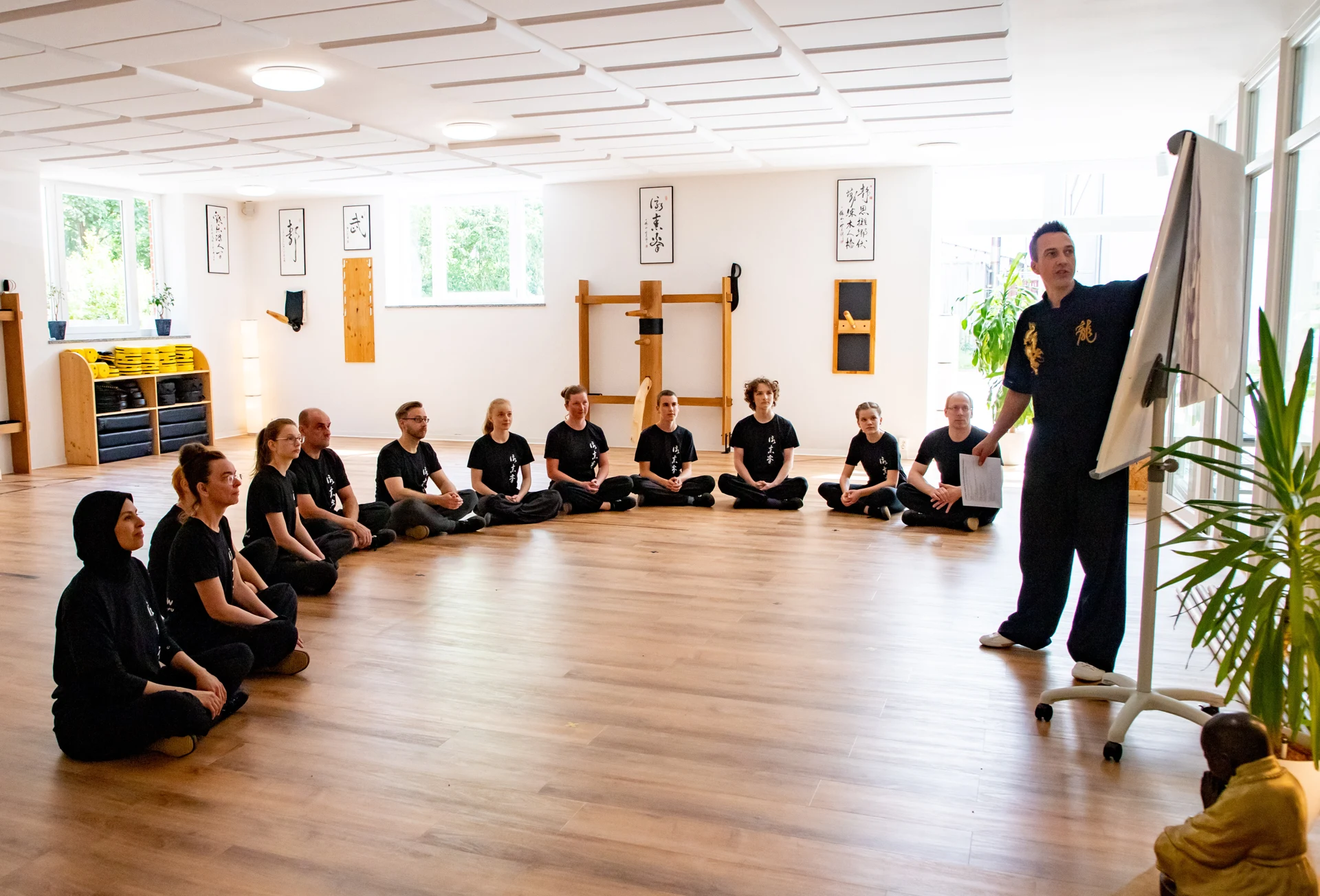 Robin vermittelt Wing-Chun-Wissen vor der Unterrichtsgruppe